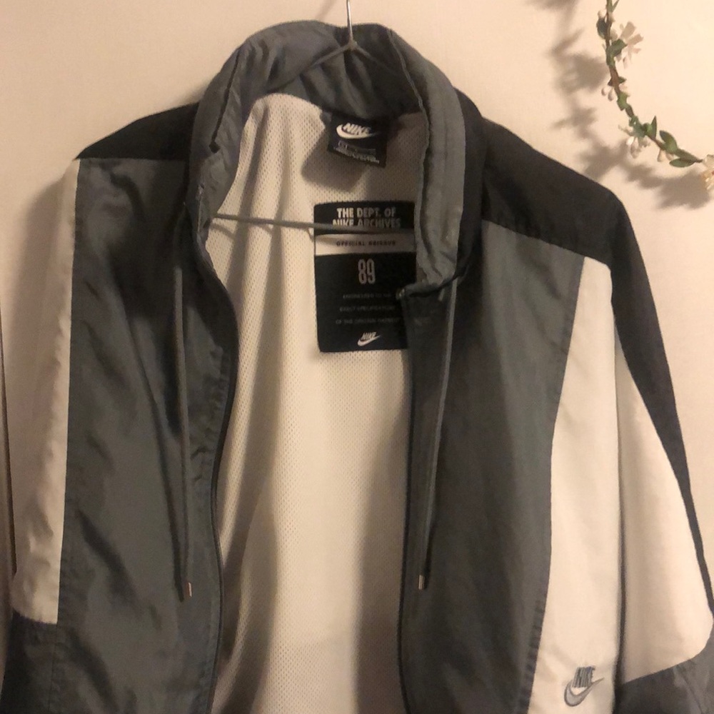 Nike windbreaker gray whitish 11/10 quality lol